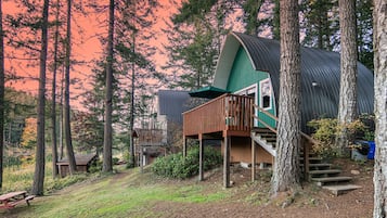 Cedar Chalet with Loft | Lake view