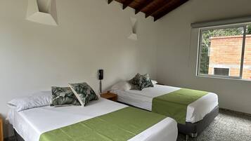 Standard-Dreibettzimmer | Hochwertige Bettwaren, Verdunkelungsvorhänge, kostenloses WLAN