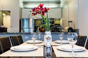 In-room dining - Fully Furnished Suites Staple Center (Los Angeles)