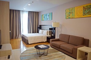 Estudio ejecutivo | Caja fuerte, escritorio, tabla de planchar con plancha y cunas gratuitas