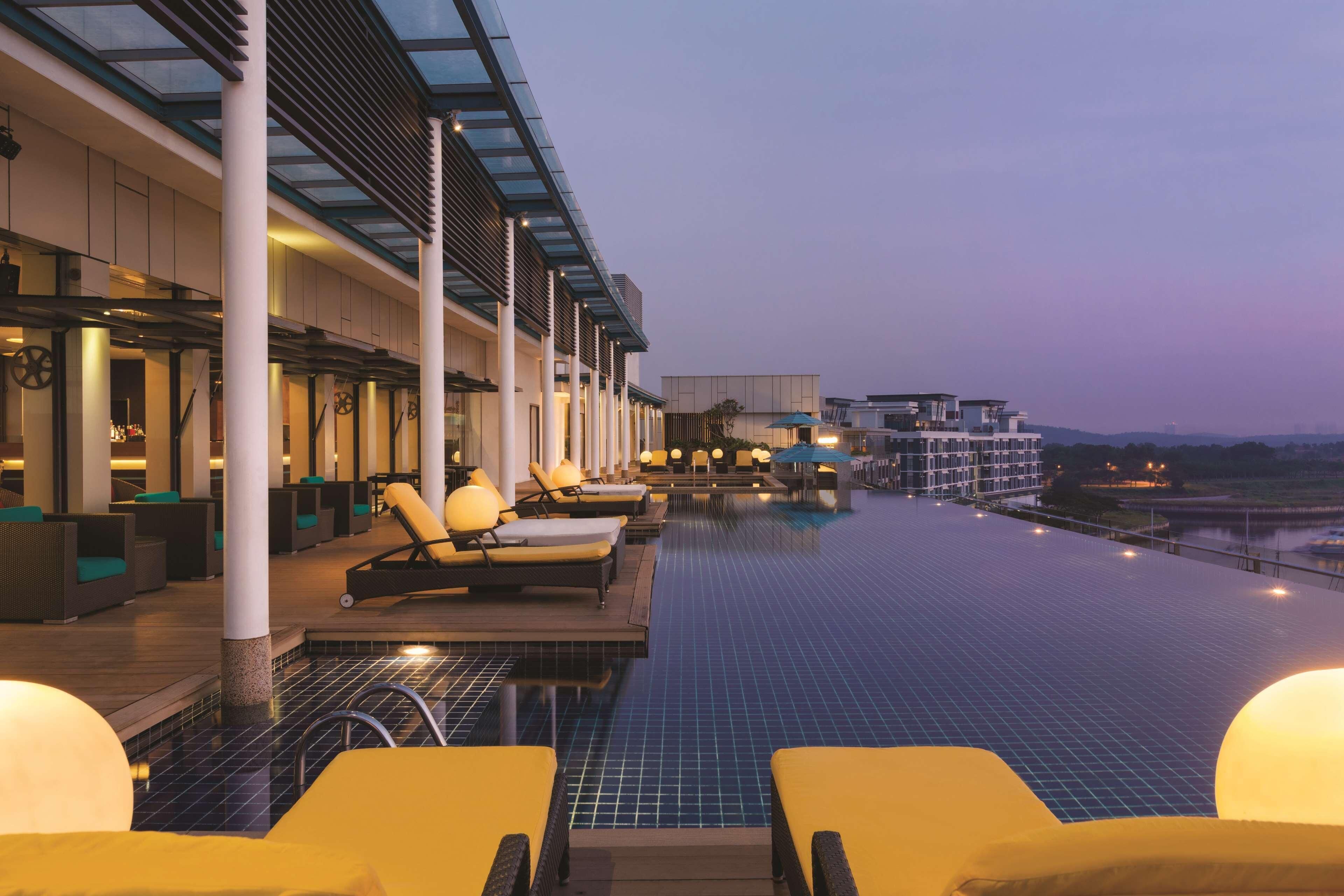 Kolam renang outdoor, dengan cabana gratis