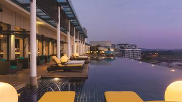 Kolam renang outdoor, dengan cabana gratis