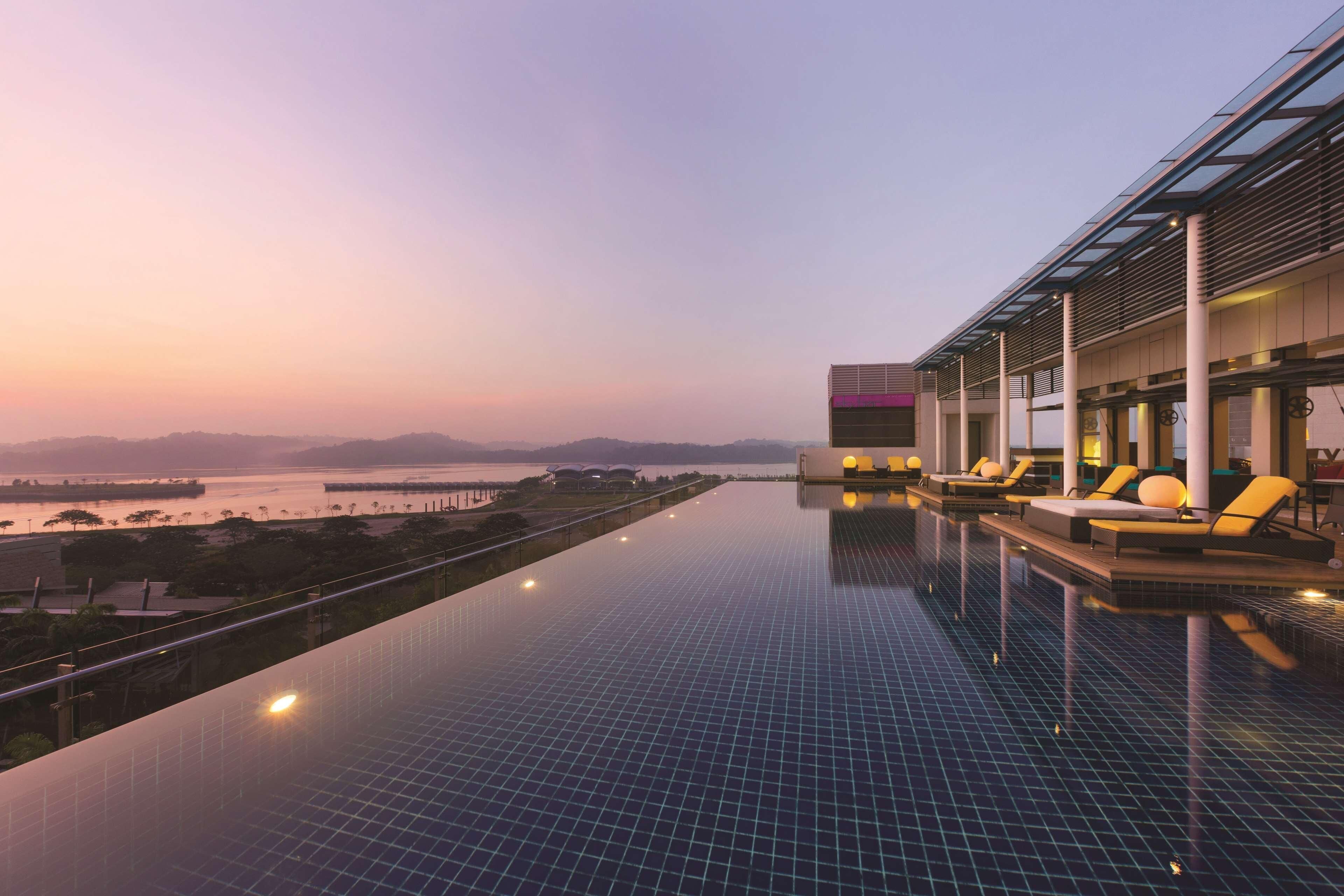 室外游泳池，提供免費遮陽小屋