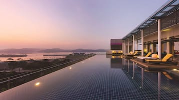 Kolam renang outdoor, dengan cabana gratis