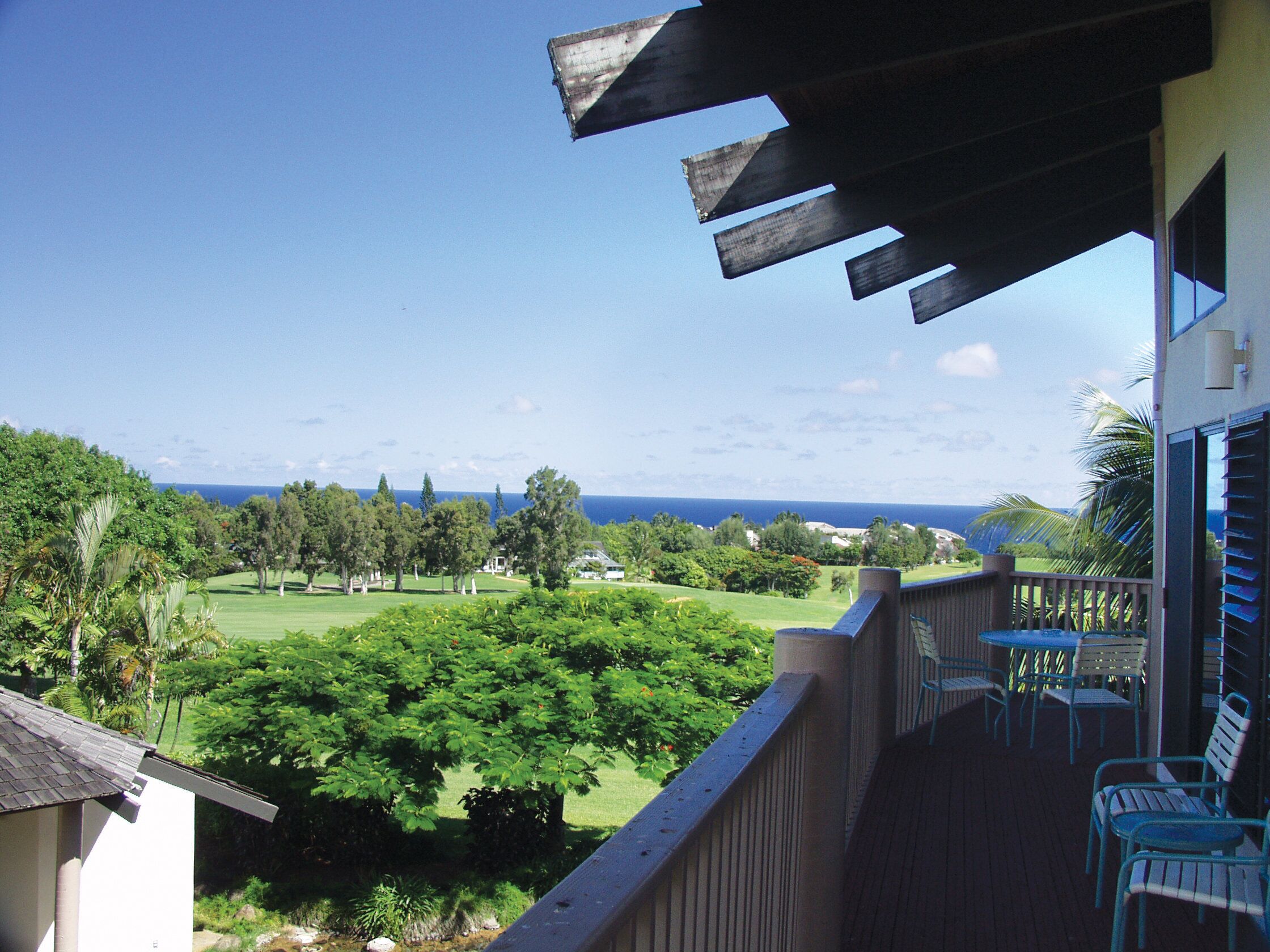 Un balcon avec vue sur un terrain de golf et l’océan.