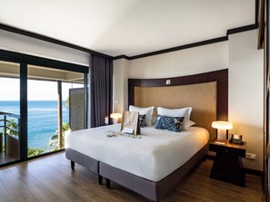 高档床上用品、迷你吧、客房内保险箱、办公桌