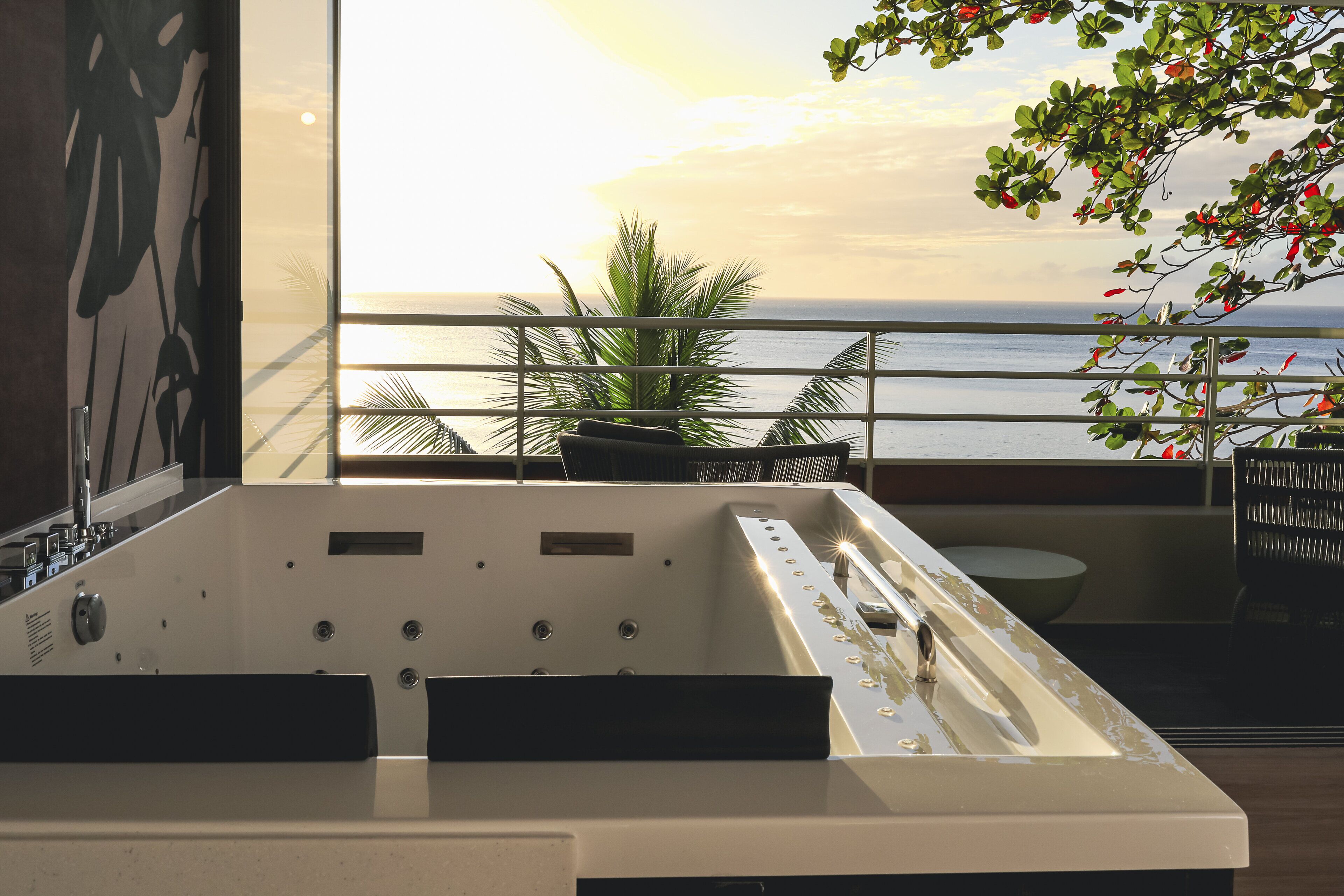 Signature Suite, 2 Bedrooms, Hot Tub, Oceanfront | Private spa tub