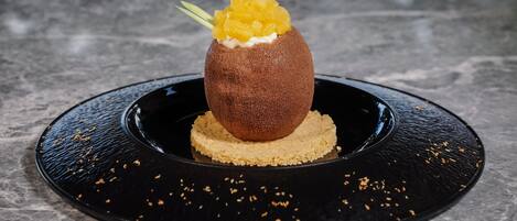 En dessert på en sort tallerken med en struktureret bund.