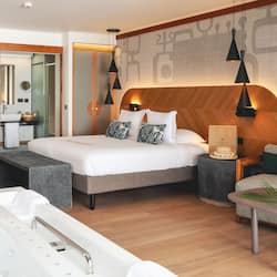 Signature Room, Hot Tub, Oceanfront | Premium bedding, minibar, in-room safe, desk