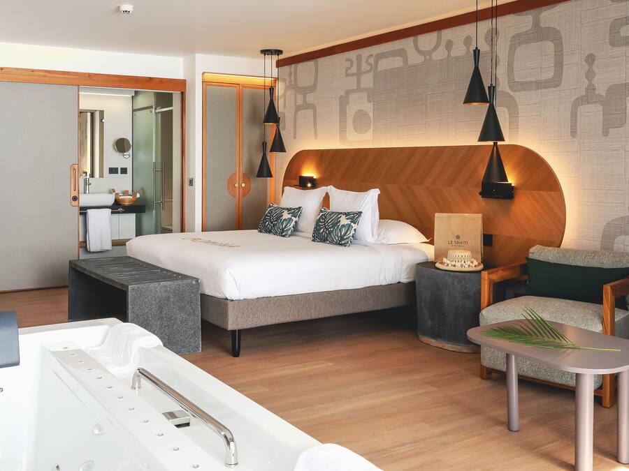 Kamar Khas, hot tub, tepi laut | Seprai premium, minibar, brankas, dan meja kerja