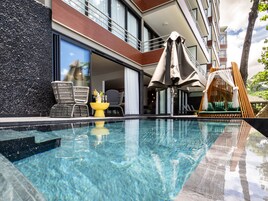 Suite Royal, 2 habitaciones, piscina privada, frente al mar | Ropa de cama de alta calidad, minibar, caja fuerte y escritorio