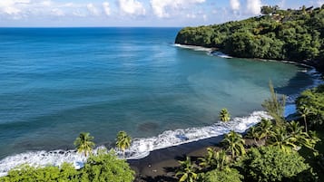 Di pantai dan pasir hitam