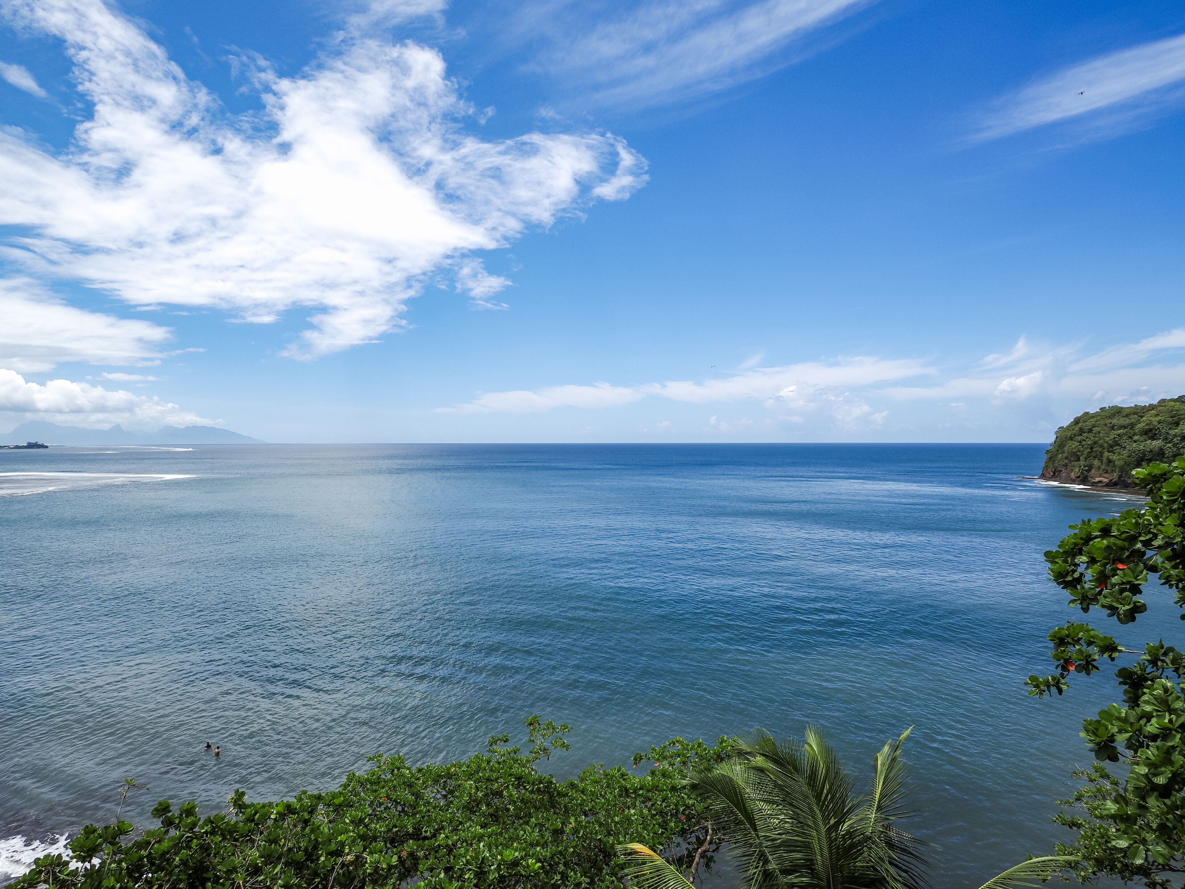 Une vue sur la côte, avec un ciel dégagé et une mer calme.