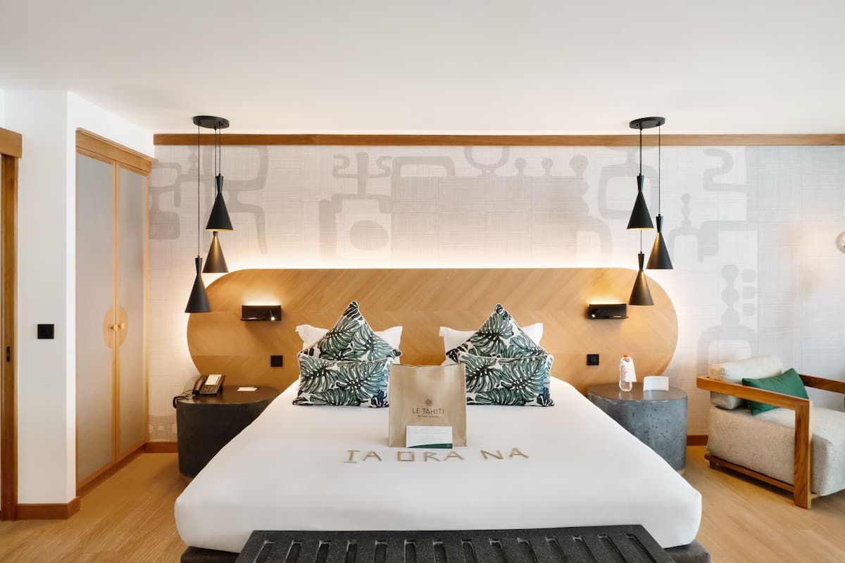 2 bedrooms, premium bedding, minibar, in-room safe