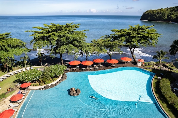 Kolam renang outdoor, dengan payung kolam renang dan kursi berjemur