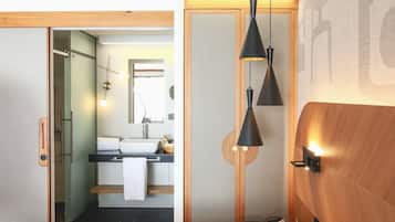 Signature-Zimmer, Whirlpool, Meerseite | Badezimmer | Kostenlose Toilettenartikel, Haartrockner, Handtücher, Seife