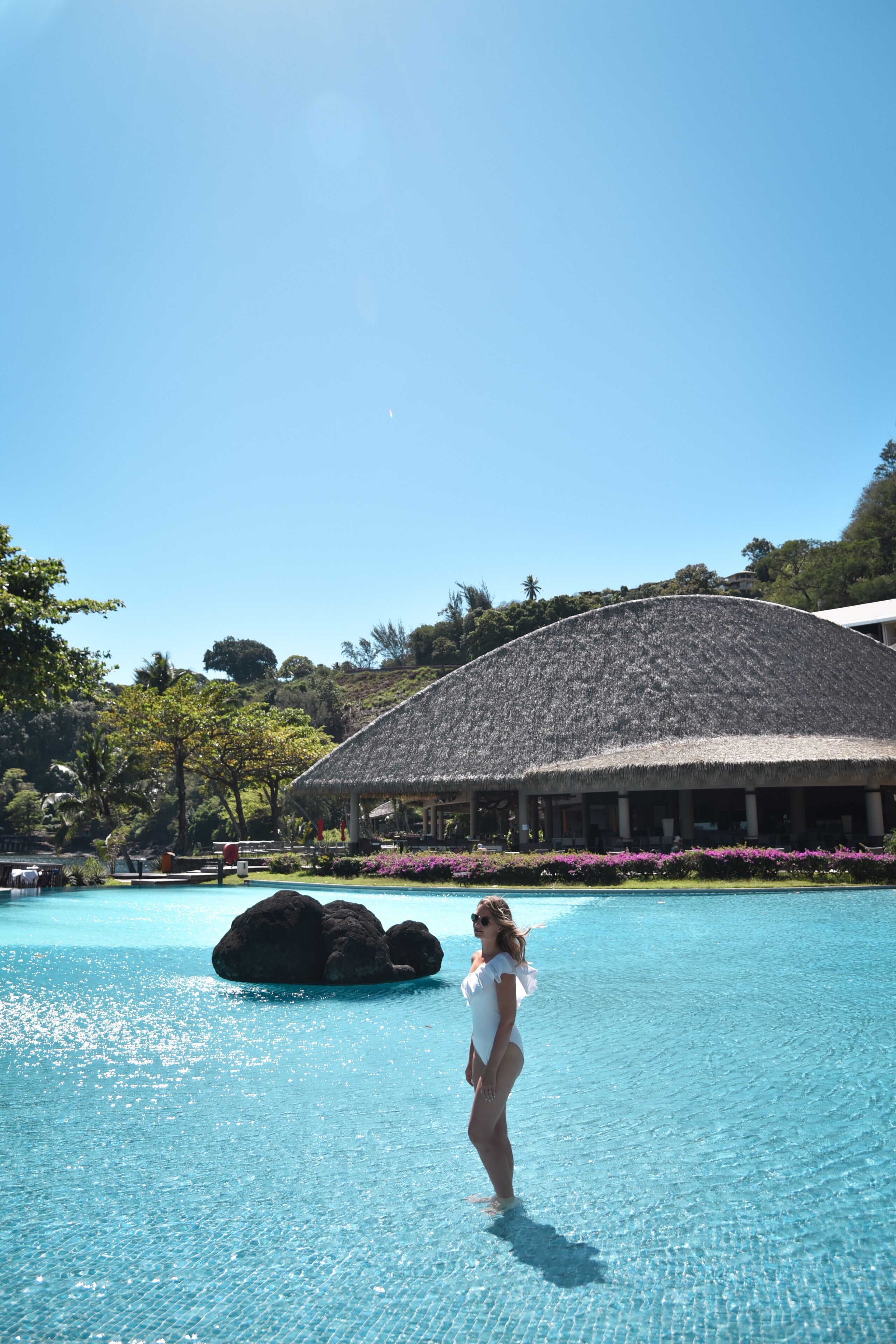 屋外プール、営業時間 7:00 ～ 20:00、プール パラソル、サンラウンジャー