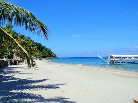 En la playa, sillas reclinables de playa, toallas de playa, buceo