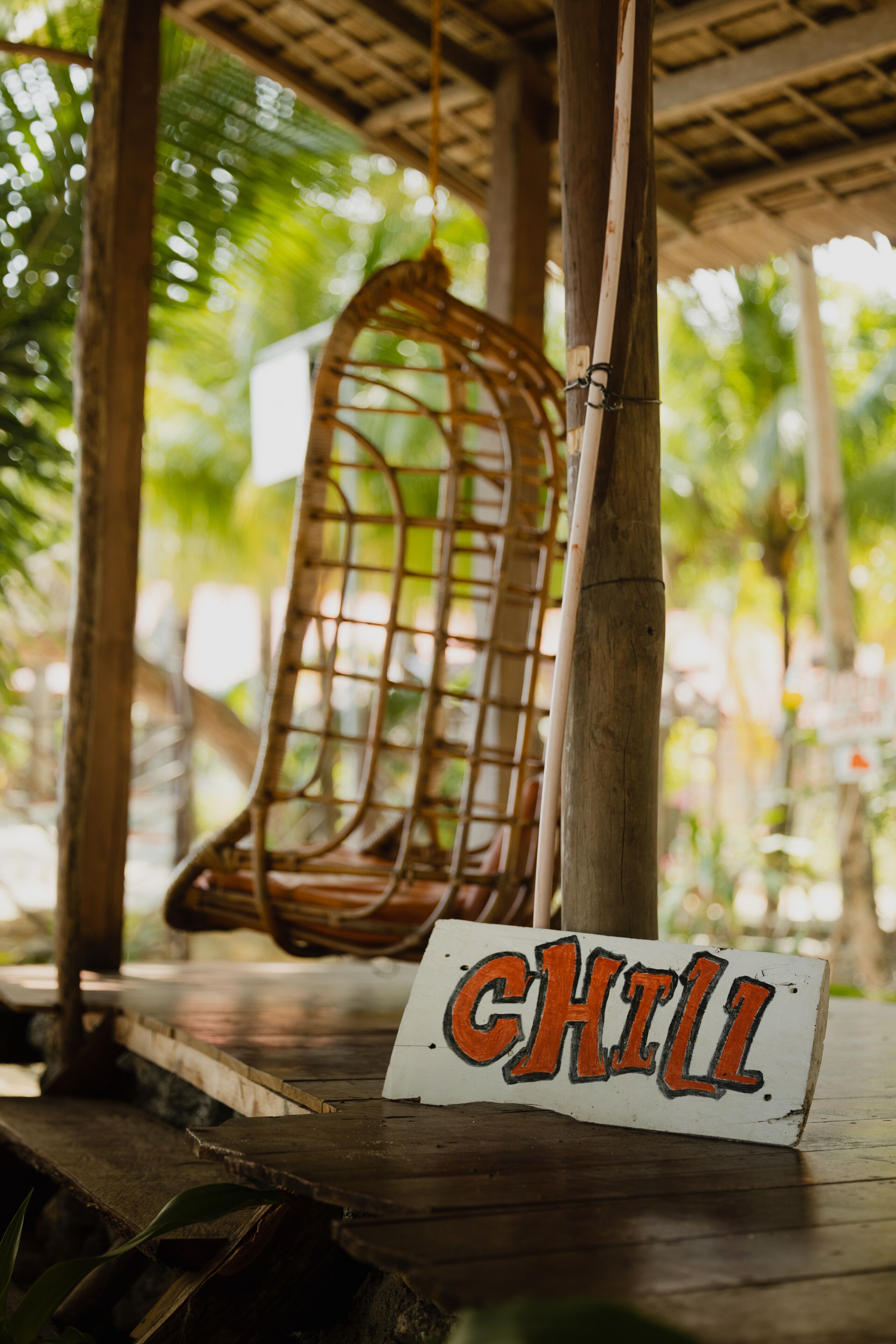 A wooden bench with a sign that reads "CHILI".