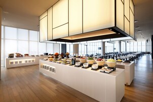 Un moderno montaje tipo bufé con diversos alimentos y un amplio espacio.