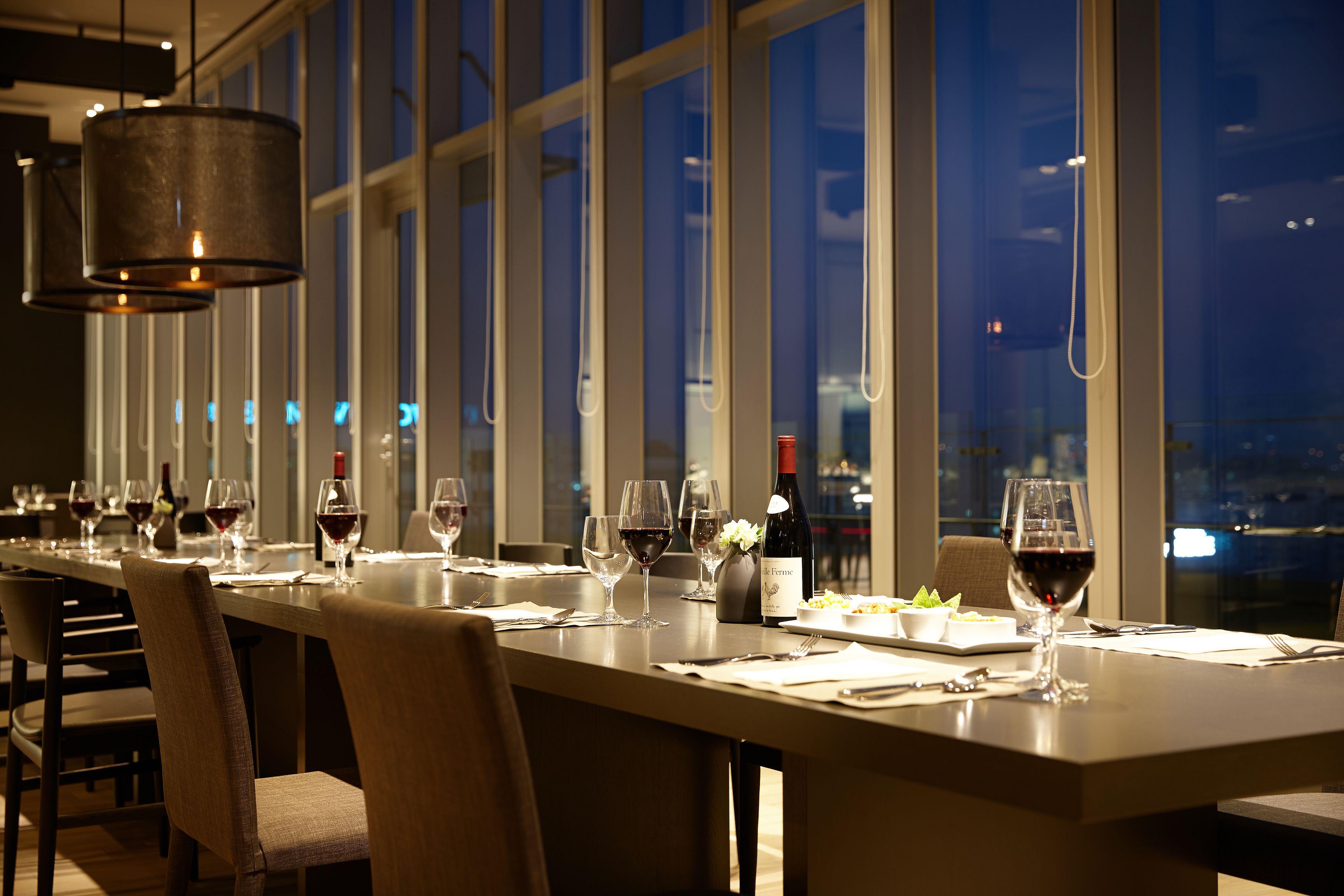 breakfast, lunch served; international cuisine, sea views