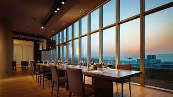 Petit déjeuner et déjeuner servis sur place, vue sur la mer