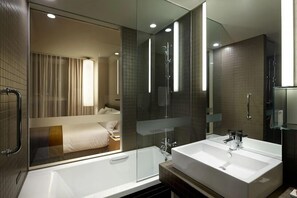 Combined shower/bathtub, deep-soaking bathtub, designer toiletries - Shilla Stay Jeju Airport (Jeju City)
