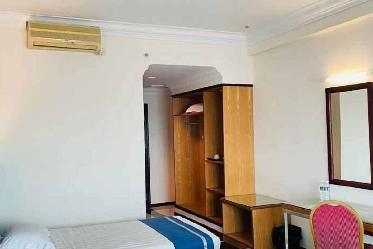 Een bureau, een strijkplank/strijkijzer, extra bedden, gratis wifi