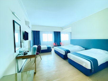 Escritorio, tabla de planchar con plancha y camas plegables/adicionales