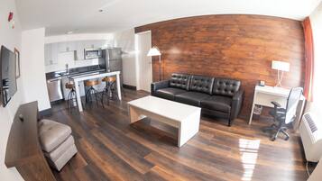 Svit Executive - 2 queensize-sängar | Vardagsrum | 43-tums platt-tv med kabelkanaler och betalfilmer