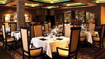 3 restaurants servant le petit déjeuner, le déjeuner et le dîner