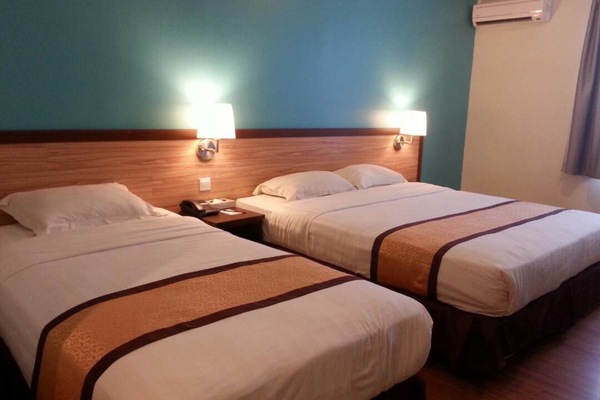 Family Room | Desk, iron/ironing board (on request), rollaway beds (surcharge)