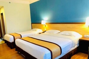 Skrivebord, strykejern/-brett og ekstrasenger (mot et tillegg)