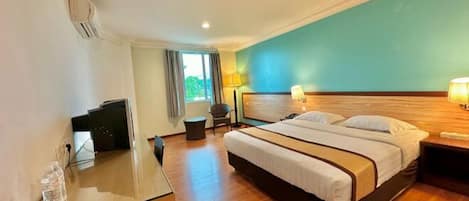 Skrivebord, strykejern/-brett og ekstrasenger (mot et tillegg)