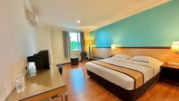 Bureau, fer et planche à repasser, lits pliants/supplémentaires