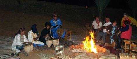 Petit déjeuner et déjeuner servis sur place, spécialités Cuisine locale