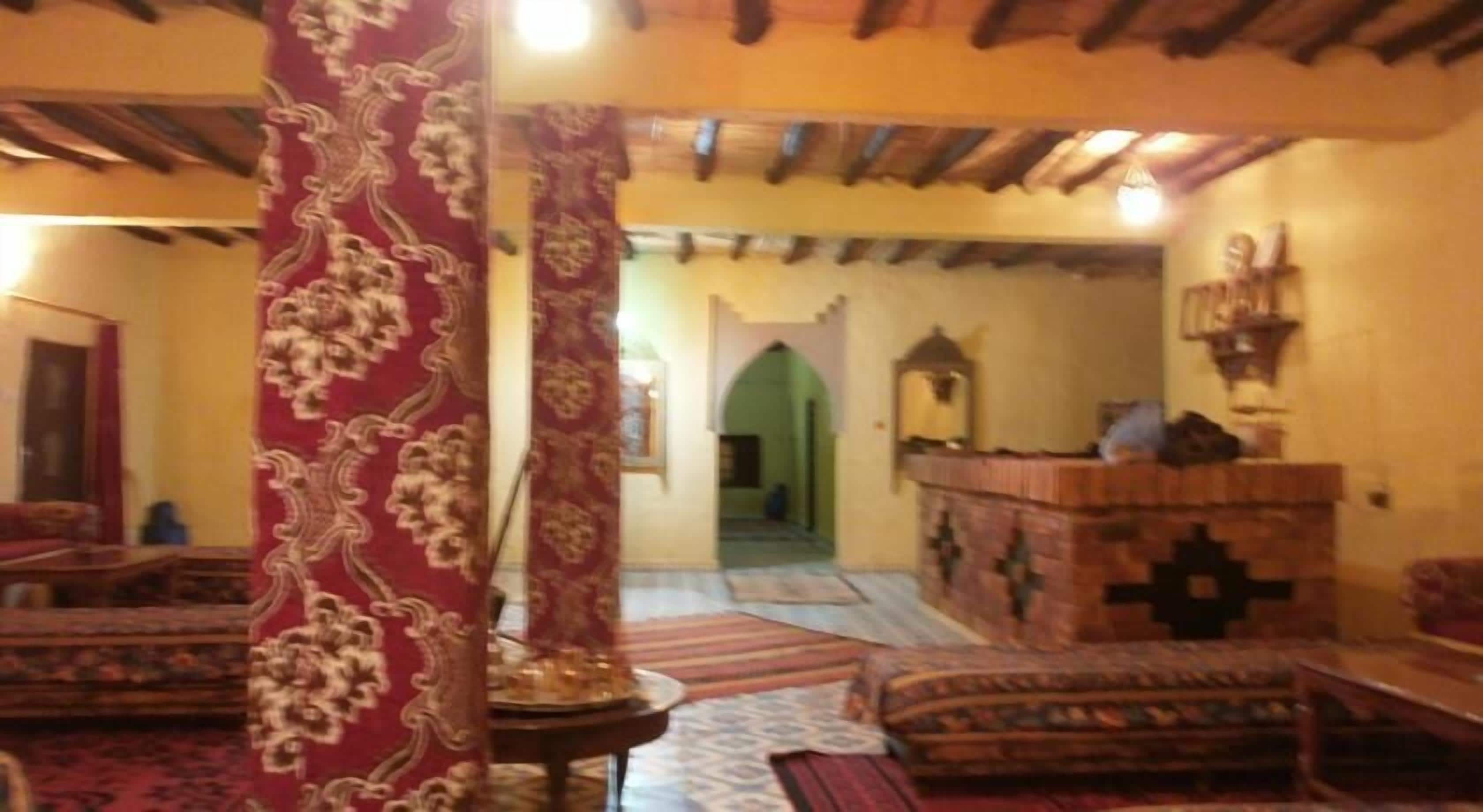 Petit déjeuner et déjeuner servis sur place, spécialités Cuisine locale