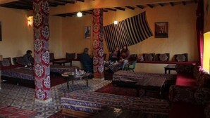 فطور من الأطباق المحلية مجانًا يوميًا