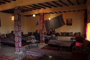 Free daily local cuisine breakfast - Kasbah sable dor (Taouz)