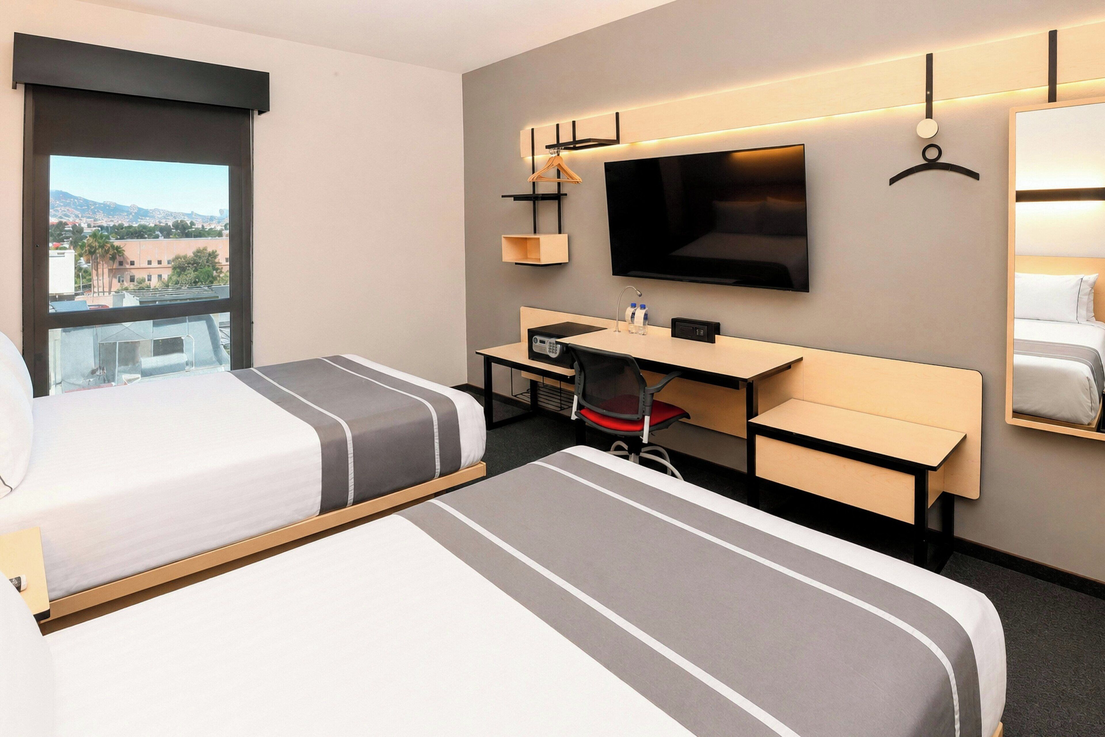 Habitación, 2 camas matrimoniales | Caja de seguridad en la habitación y escritorio 