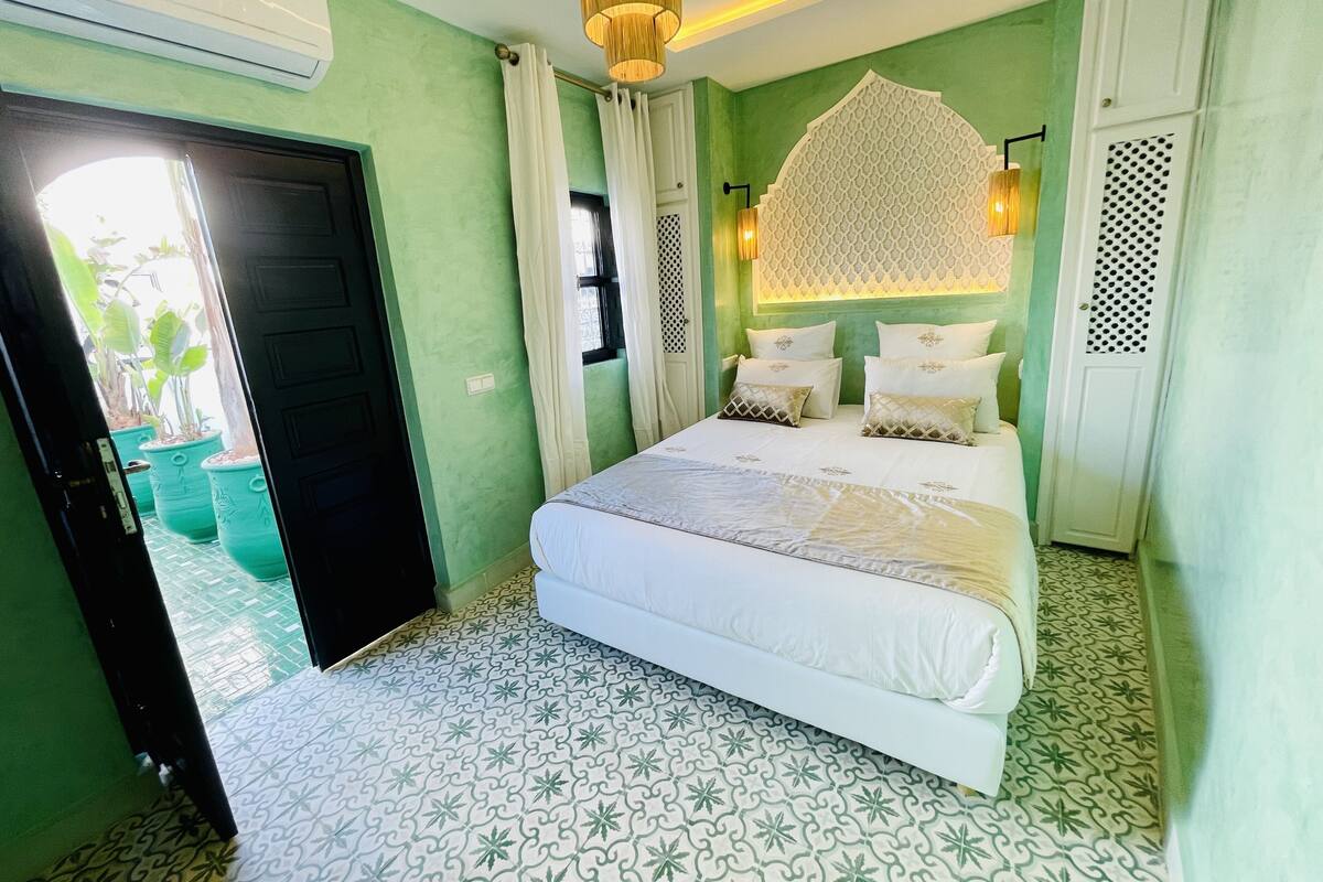 Habitación doble romántica, 1 cama Queen size, Terraza, vista al jardín | Sábanas de algodón egipcio y ropa de cama de alta calidad
