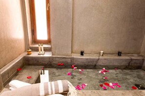 Premium Double or Twin Room, Private Bathroom (Perle) | Bathroom | Free toiletries, hair dryer, bathrobes, towels - Riad Mazaya (Marrakech)