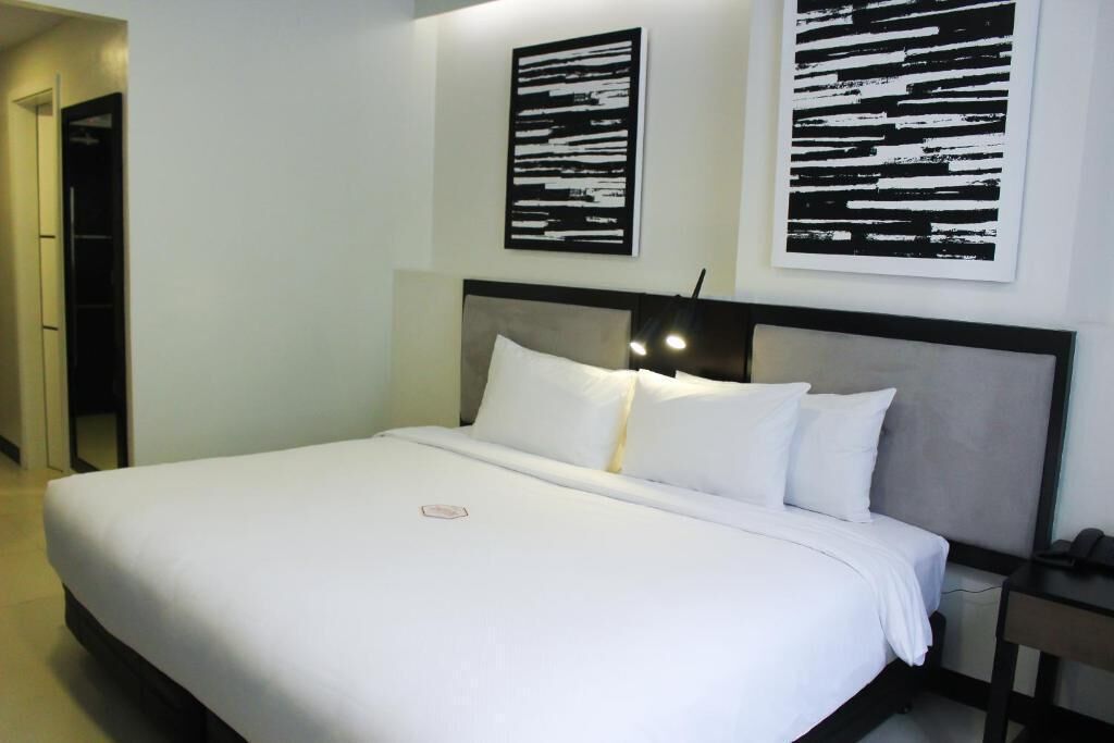 ميني بار وخزنة داخل الغرفة ومكتب وستائر تعتيم