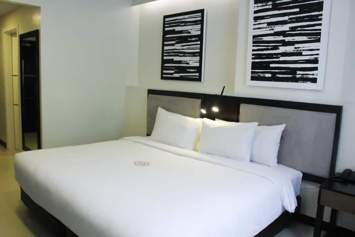 Superior King Room | Minibar, in-room safe, desk, blackout drapes