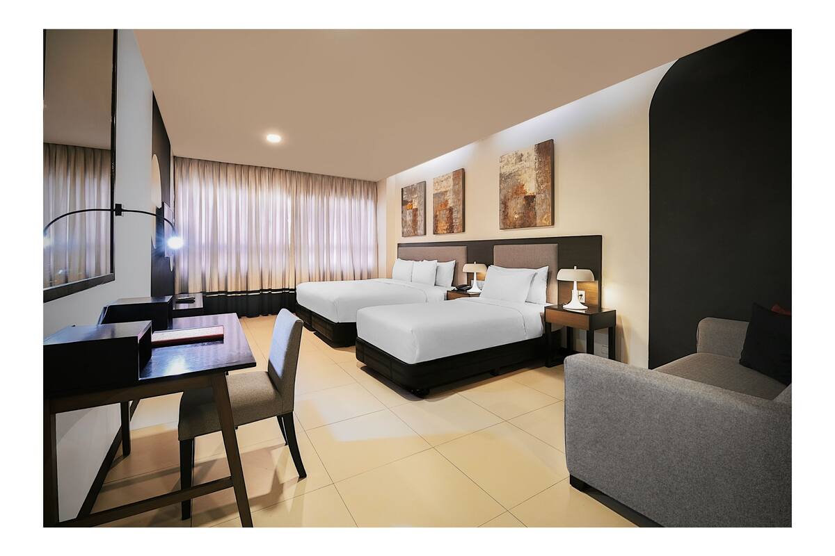 極品客房 | 迷你吧、客房內保險箱、書桌、遮光布/窗簾