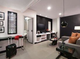 迷你吧、客房内保险箱、办公桌、遮光窗帘