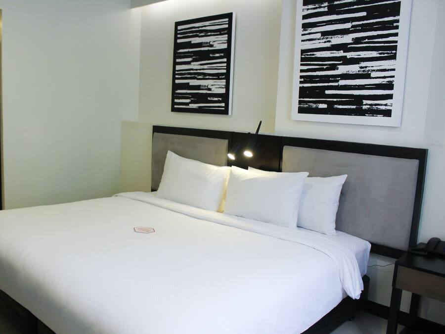 Minibar, coffres-forts dans les chambres, bureau, rideaux occultants