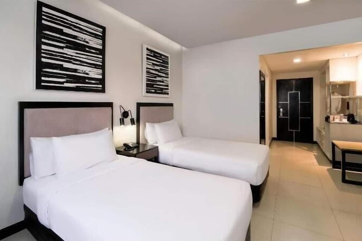 Superior Twin Room | Minibar, in-room safe, desk, blackout drapes