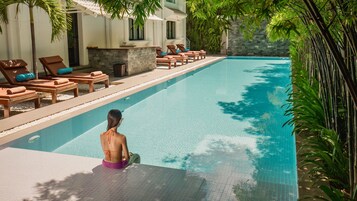 Una piscina al aire libre