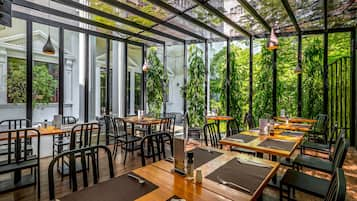 Petit-déjeuner, déjeuner et dîner servis sur place, vue sur le jardin